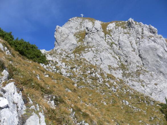 Gipfelstock hinter dem Sattel