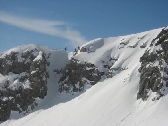 Bei der Abfahrt aufgenommen, die Scharte im Gratverlauf.
