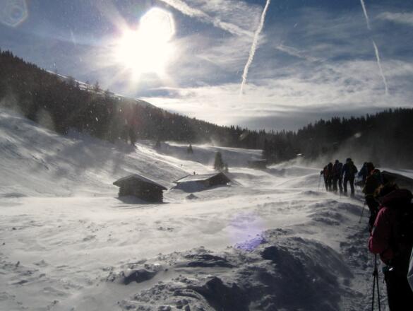 Über die Almflächen der Unterreinsalm und Oberreinsalm geht es Richtung See. Hier mit extremen Föhnsturm.