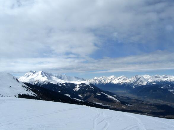 Blick nach Westen - Rangger Köpfl mit Roßkogel und Weißstein links des Inntales, die Hohe Munde rechts davon.