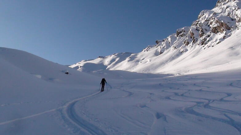 Nach dem schönen nordostseitigen Austieg sieht man die Scharte auf 2471 m.
