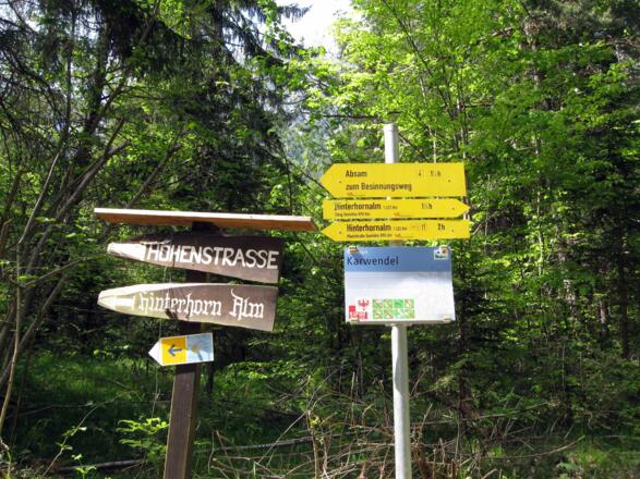 Hinweisschilder zeigen dem Wanderer und Radler den Weg.