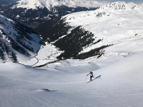 Im Gipfehang mit Tiefblick in die Schweiz