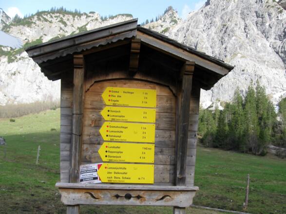Wegweiser bei der Gramai Alm
