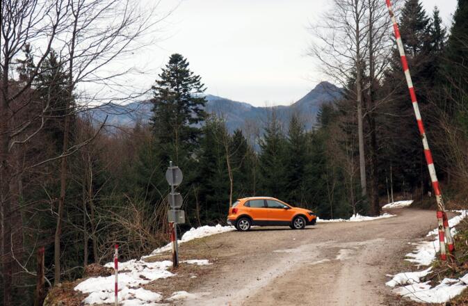 Einige Parkplätze beim Schranken ~785m