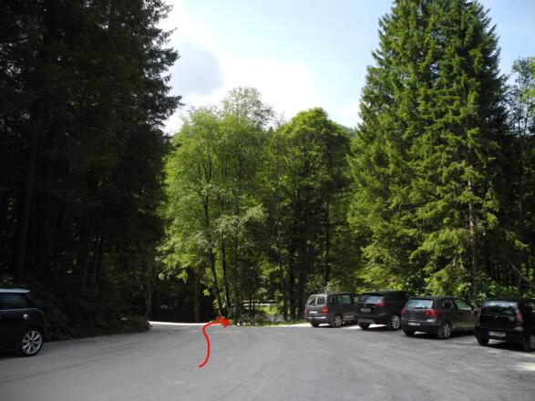 Wichtig! Am Parkplatzende der Blaa Alm über die Brücke rechts abbiegen! Kein Wegweiser!