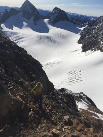 Gipfelanstieg zum Silvrettahorn. Im Hintergrund Großer und Kleiner Piz Buin