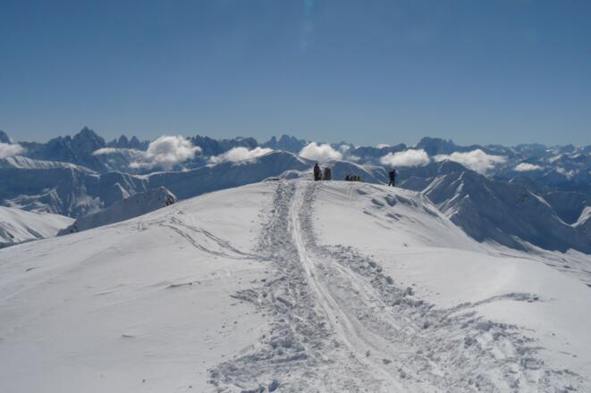 Mit dem Blick auf die Dolomiten erreichen wir den unscheinbaren Gipfel des Rotlahner.