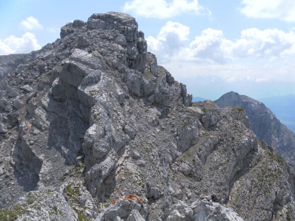 Rückblick zum freien Abstieg an der welligen Gratkante