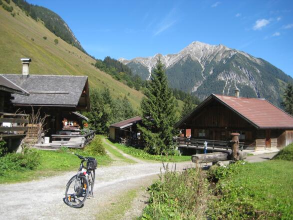 In FALLERSCHEIN mit Blick auf die KNITTELKARSPITZE