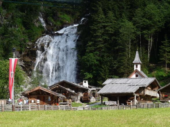 Neben dem Gh. Feuerstein wurde ein kleines Almdorf errichtet, um den Besuchern die Berglandwirtschaft aus früheren Zeiten näherzubringen.