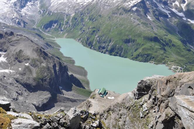 Auf dem Rückweg zum Heinrich-Schwaiger-Haus wird dessen einmalig schöne Lage sichtbar