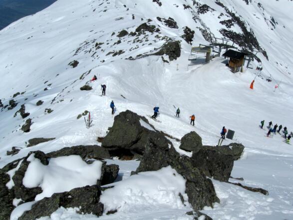 Blick hinunter zum Schidepot direkt bei der Bergstation des Pfaffenbichl Sesselliftes