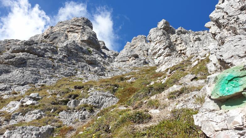 Durch die Rinne links führt der weitere Aufstieg