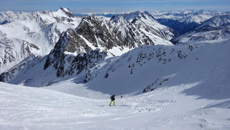 Der kurze Steilhang in die kleine Scharte zwischen Haupt- und Nordgipfel. Unten das Schneetal. Rietzer Grießkogel (2884 m).