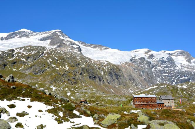 Essener und Rostocker Hütte links im Hintergrund die Simonyspitzen