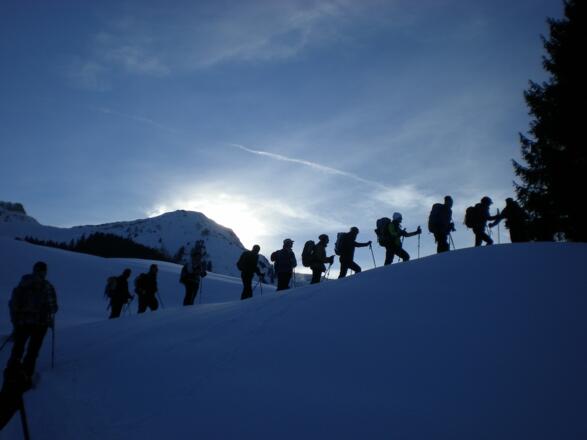 Ein langer Tag geht zu Ende. Im Bildhintergrund die Winterstaude.