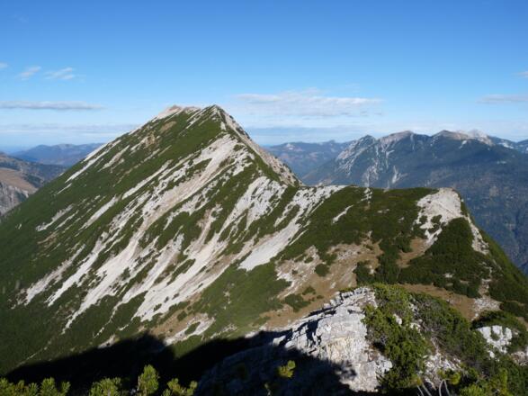 Beim Abstieg von der Seebergspitze können wir den gesamten Gratverlauf zur Seekarspitze überblicken.