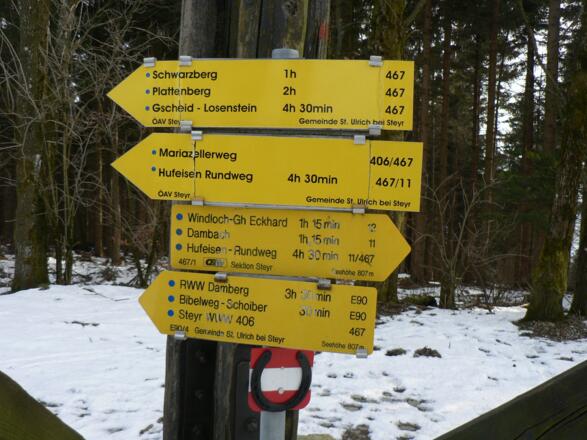 Wegweiser unterhalb der Dambergwarte, wir folgen dem Weg Nr. 467 "Schwarzberg"