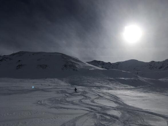 Mäßiges steiles und weites Gelände im Mittelteil