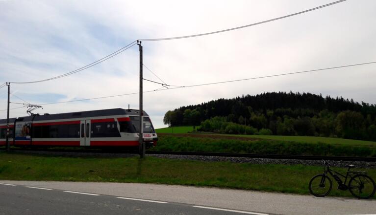 Bahn Haltestelle Gstocket 377m