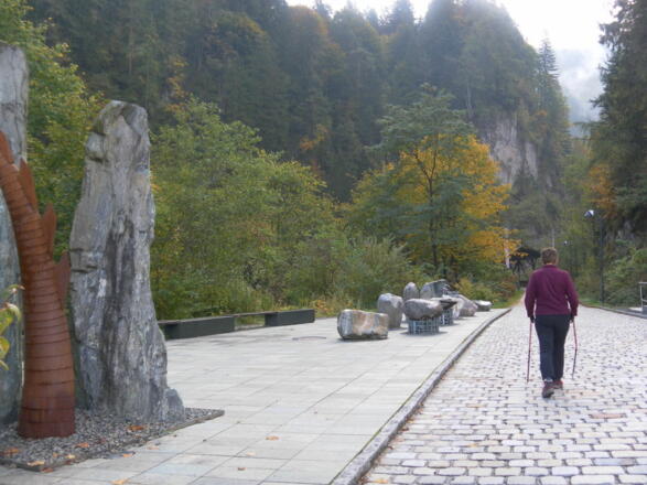 Klammeingang beim Haus der Steine vor der Holzbrücke