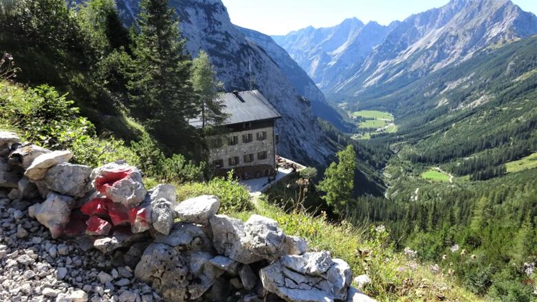 Das Karwendelhaus ist erreicht.