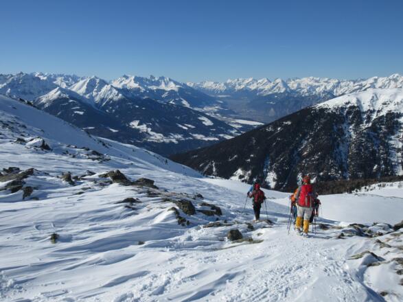Im Abstieg verlassen wir den Bergrücken in die breite Schneeflanke.