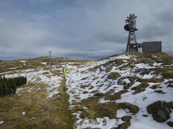 Eine große Antennenanlage "schmückt" den Gipfel des Roßkogels - zumindest bleibt ein Respektabstand zum Gipfelkreuz.