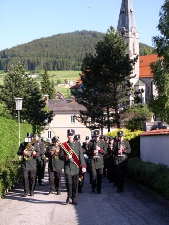 St. Oswald: nicht nur Wanderer marschieren (Bürgerkorpskapelle Freistadt)