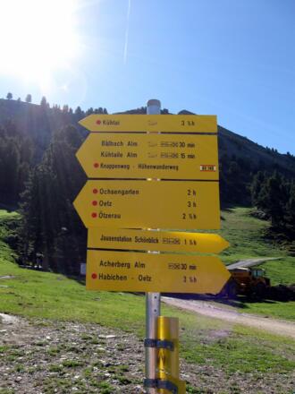 Beim Start bei der Acherkogelbahn steht dieser Schilderbaum. Die Orientierung fällt dennoch leicht.