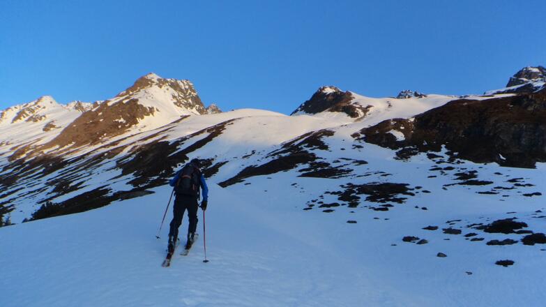 Hier der Punkt 2.086 m. Nun aufwärts und links des Felskopfes im Tal "Im Blechner" aufsteigen.