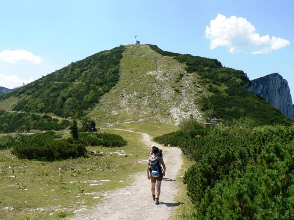 Durch das Skigebiet über einen breiten Weg zum Zustieg