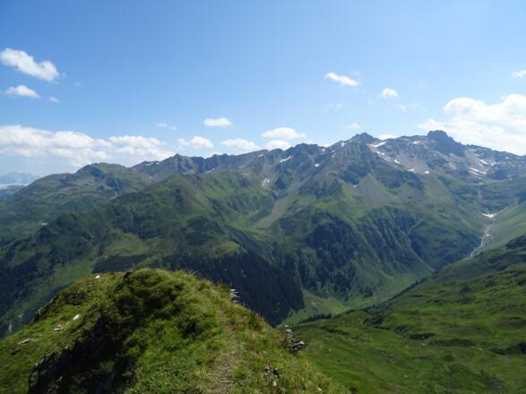 Blick vom Gipfel Richtung Nenzigasttal