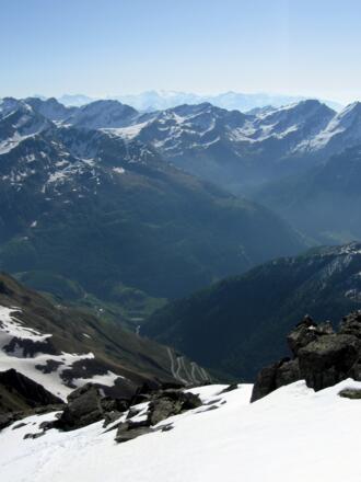 Vom Schidepot hat man einen schönen Blick nach Süden. Unten der Südtiroler Abschnitt der Timmelsjoch Hochalpenstraße.