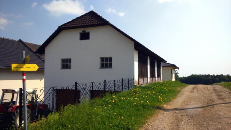 Hof 595m mit Wegtafel