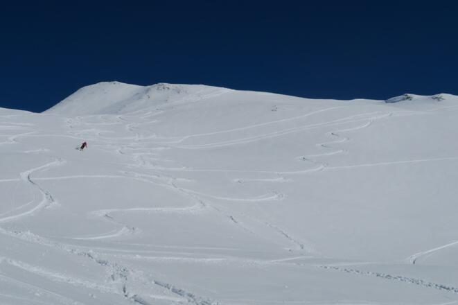 Großzügige Hänge bis zum Stierlochjoch
