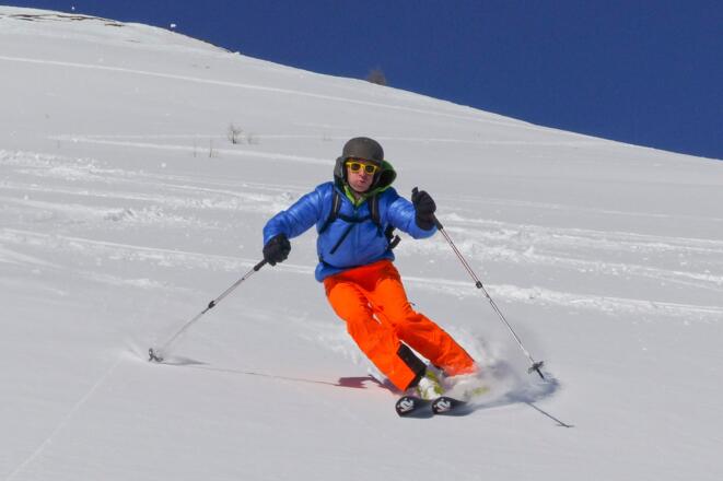 Abfahrt über den breiten Ostrücken