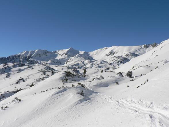 Blick aufs Hochplateau zu den Mölbingen (links), Kaminspitz (mitte) und Schrockengrat (rechts)