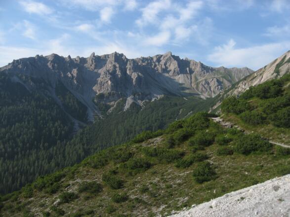 Auf dem Weg zur Serles, Blick auf dem Stock der Peilspitze (rechts im Bild).