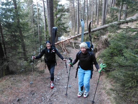 Am Forstweg Richtung Solsteinhaus - je später im Jahr desto länger werden die Tragepassagen.