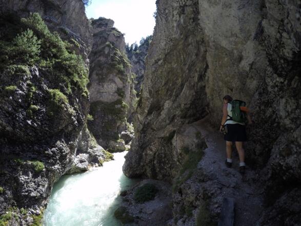 Seilversicherter Abschnitt vor dem kleinen Felstunnel