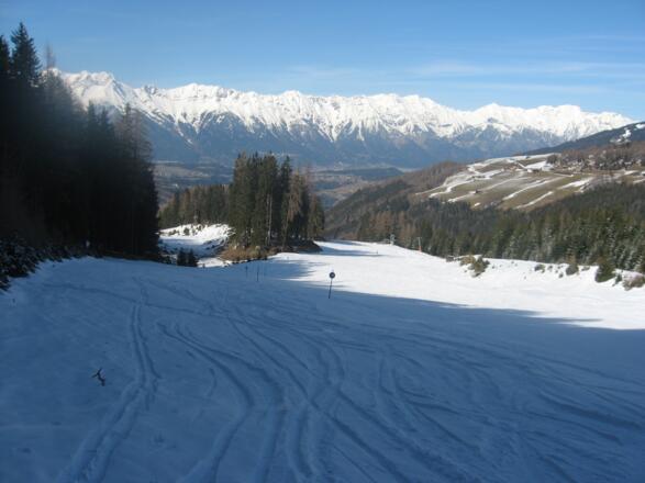 Rechts sieht man die Piste der Talabfahrt, links im Bild die große Lichtung unseres Aufstieges, im Hintergrund das Karwendelgebirge