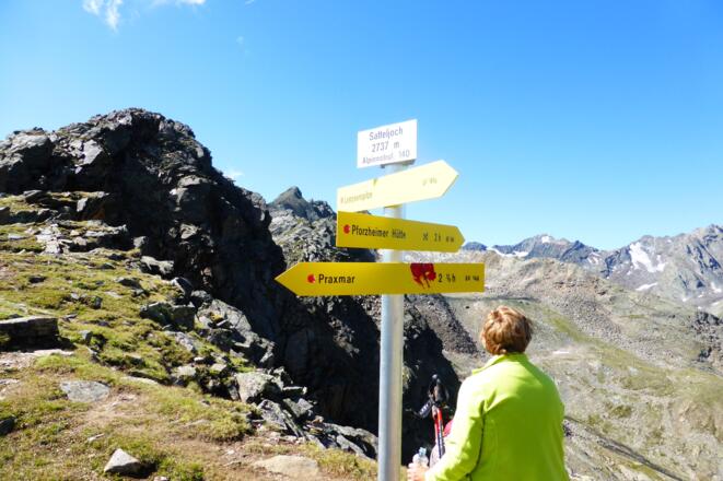 Wegweise am Satteljoch