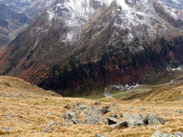 Tief unten die Zirmbachalm