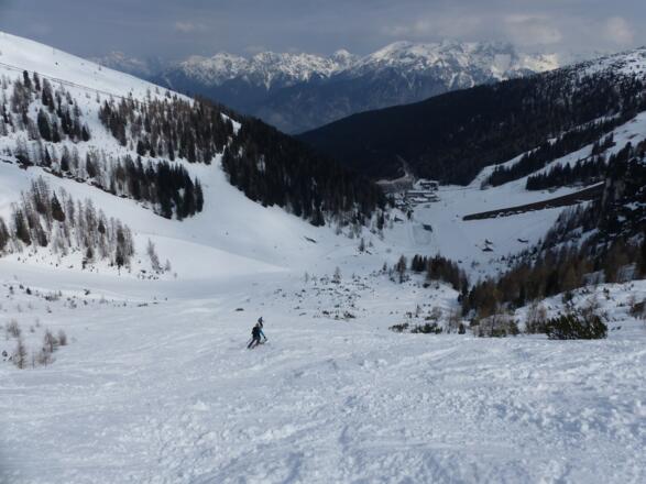 Der letzte Abfahrtsabschnitt hinunter zur &quot;Damenabfahrt&quot;. Im Hintergrund ist der Parkplatz bereits sichtbar.