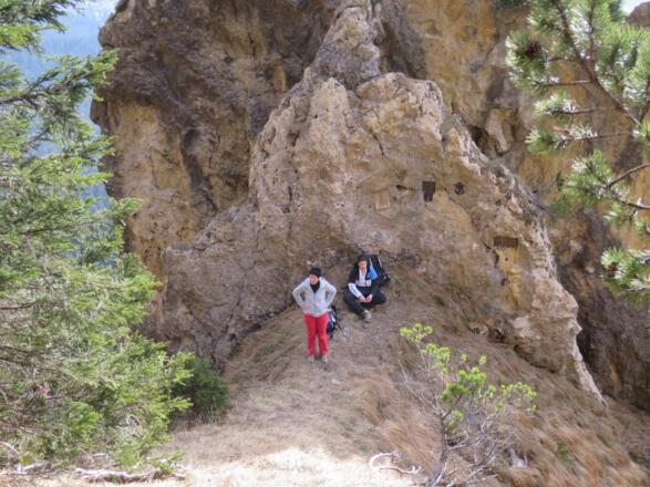 Am Einstieg erinnern mehrere Marterln an verunglückte Bergsteiger.