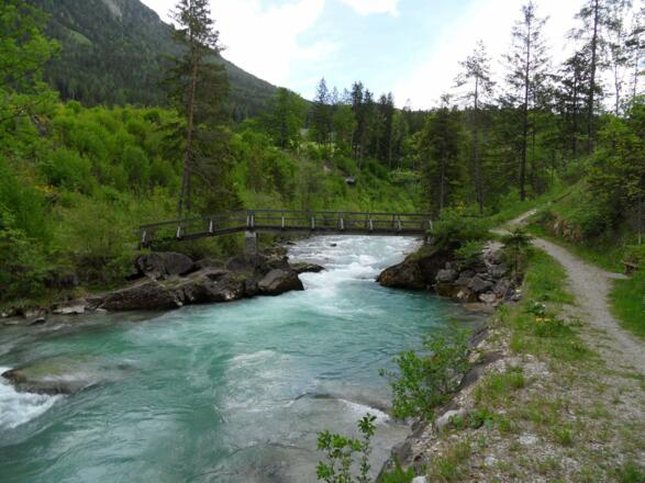 Die glasklare Steyr bahnt sich ihren Weg durch das Land.