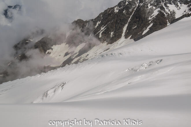 über den spaltenreichen Sulzenauferner Gletscher