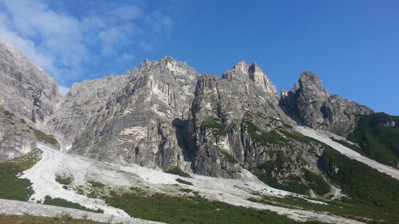 Bis zum Wandfuß gehts teilweise nur mit Steigspuren da Lawinen und Muren den Weg immer wieder verändern